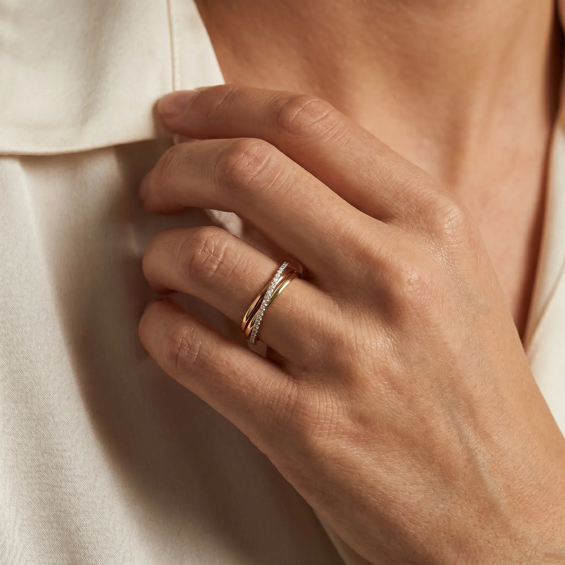 Ring in 585er Gelb-/Weiß-/Rotgold mit Diamant, an der Hand getragen (KI-generiert)