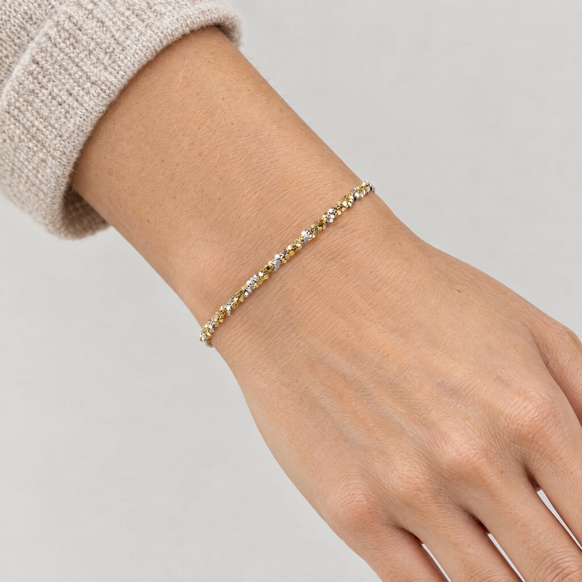 Armband &amp; Kette in 925er Silber – Armband am Handgelenk getragen (KI-generiert)