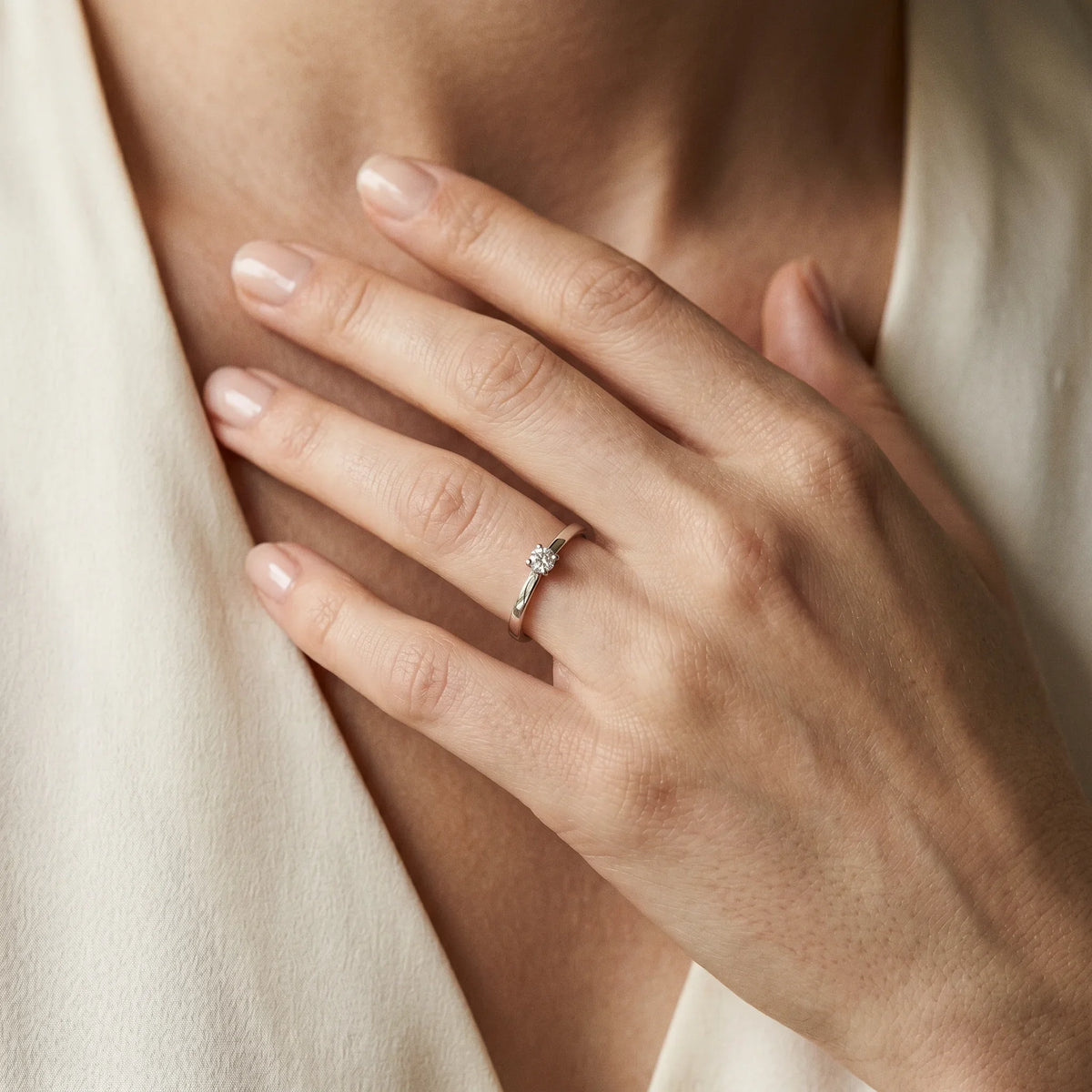 Solitärring in 925er Silber rhodiniert mit Diamant, an der Hand getragen (KI-generiert)