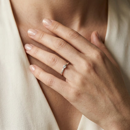 Solitärring in 925er Silber rhodiniert mit Diamant, an der Hand getragen