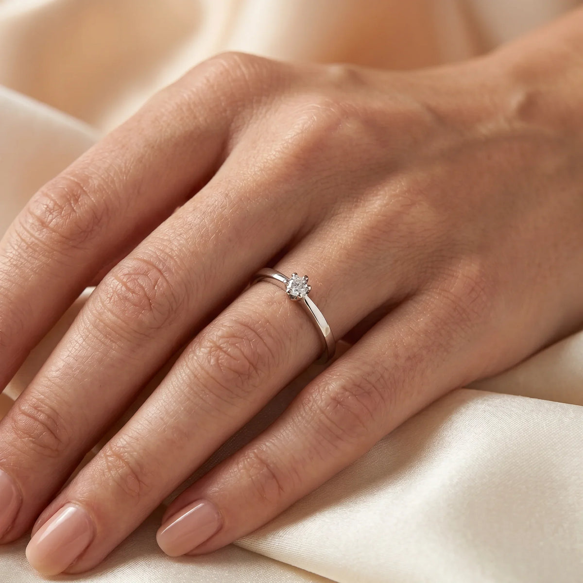 Solitärring in 925er Silber rhodiniert mit Diamant, an der Hand getragen (KI-generiert)