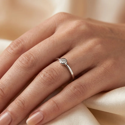 Solitärring in 925er Silber rhodiniert mit Diamant, an der Hand getragen