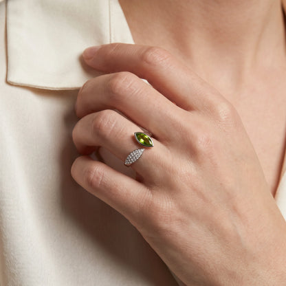 Ring in 585er Weißgold mit Diamant &amp; Peridot, an der Hand getragen