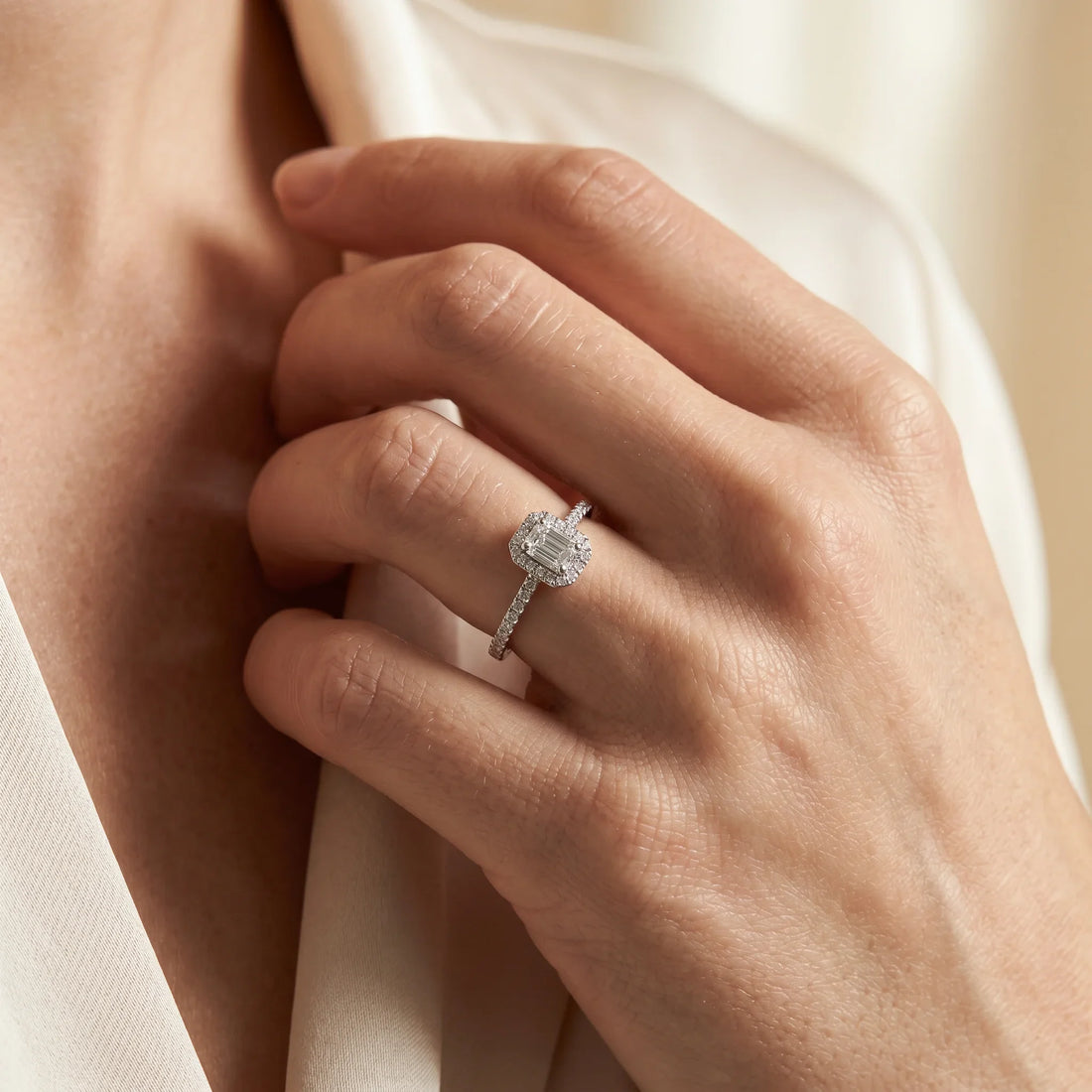 Ring in 585er Gold mit Diamant, an der Hand getragen (KI-generiert)