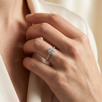 Ring in 585er Gold mit Diamant, an der Hand getragen