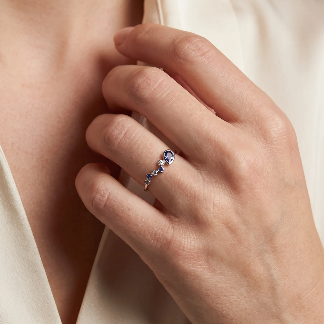 Ring in 585er Weißgold mit Diamant &amp; Tansanit, an der Hand getragen (KI-generiert)