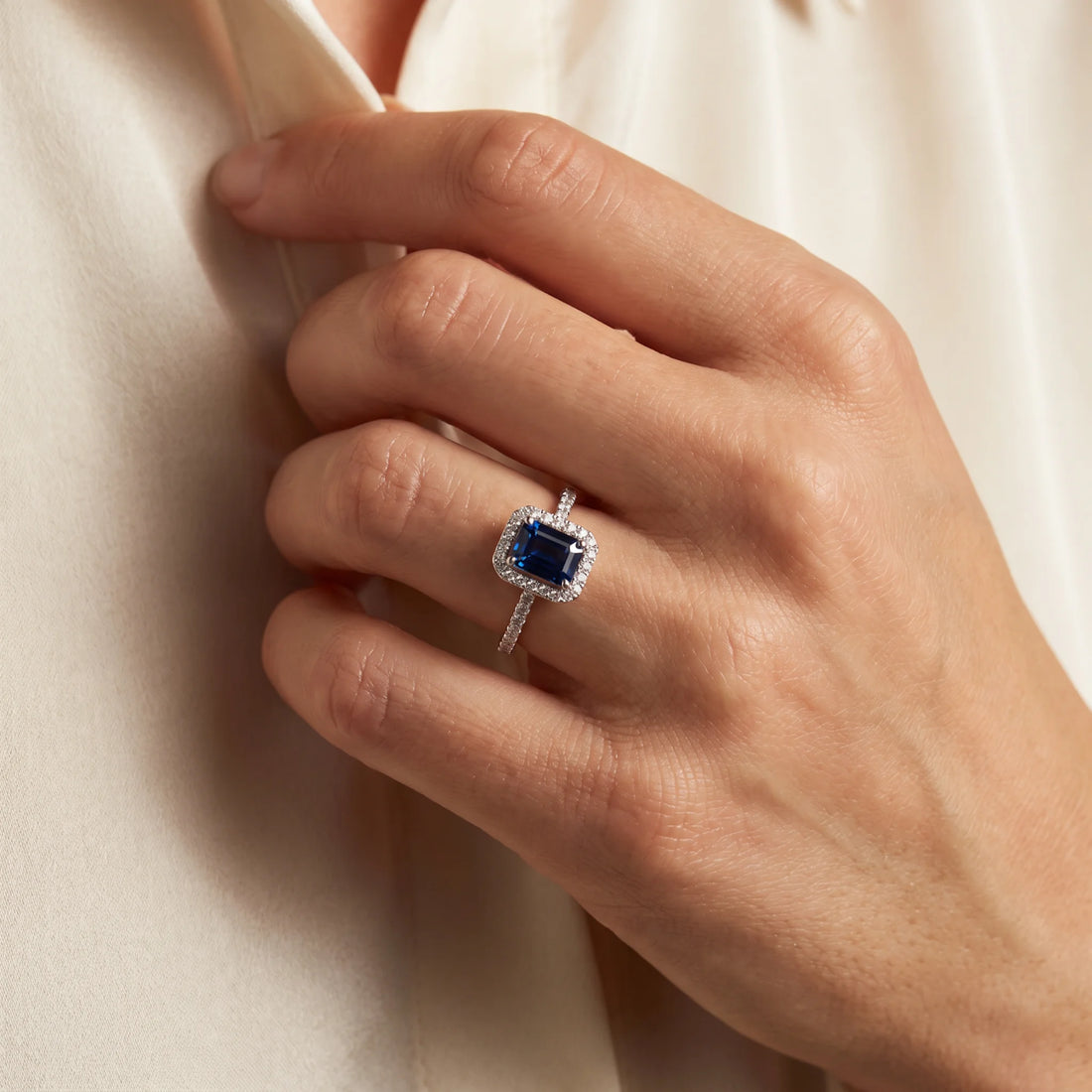 Ring in 585er Weißgold mit Diamant &amp; Saphir, an der Hand getragen (KI-generiert)