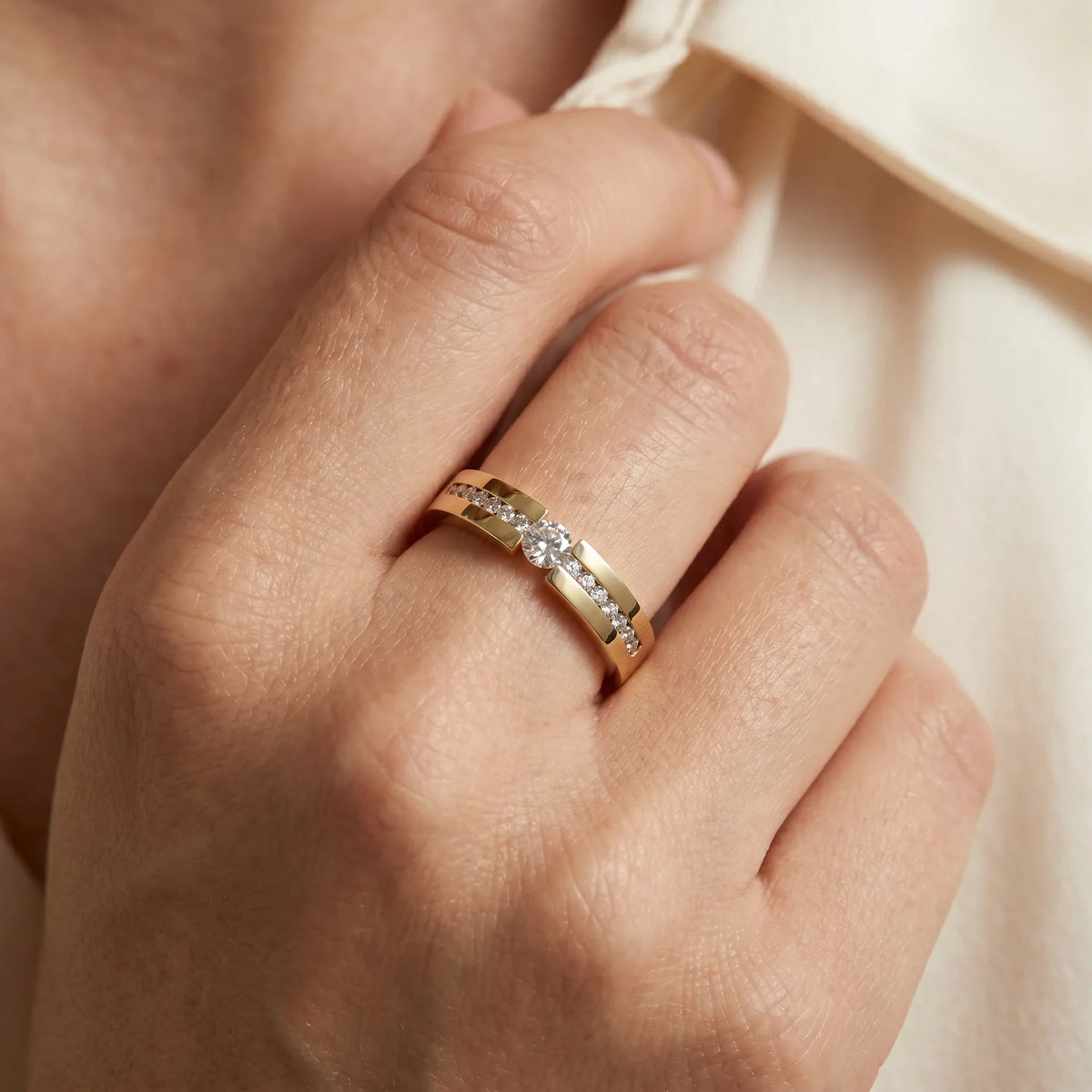 Ring in 585er Gold, an der Hand getragen (KI-generiert)