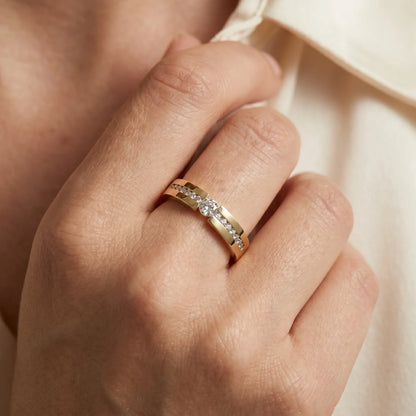 Ring in 585er Gold, an der Hand getragen