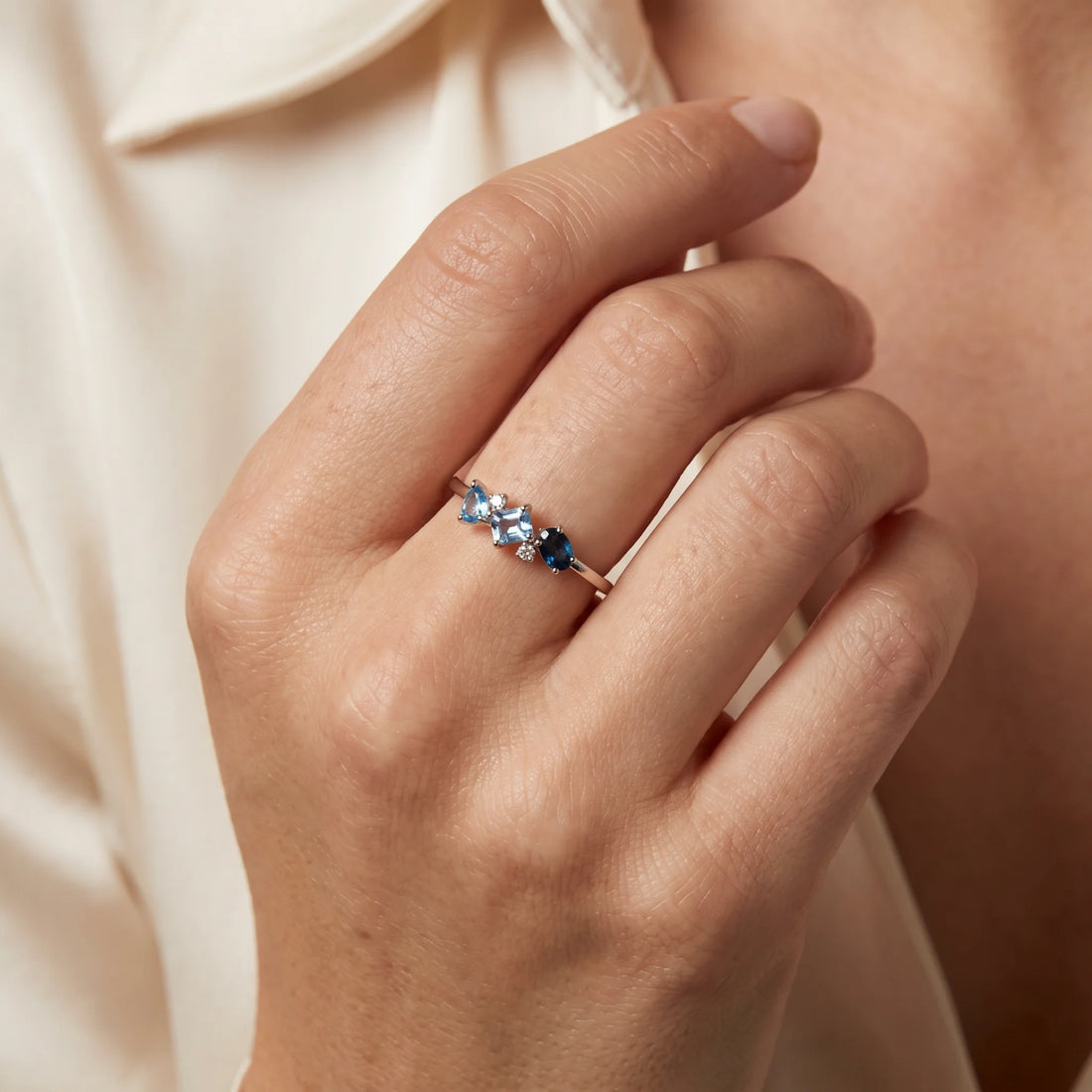 Damenring in 585er Weißgold mit Blautopas &amp; Diamant, an der Hand getragen (KI-generiert)