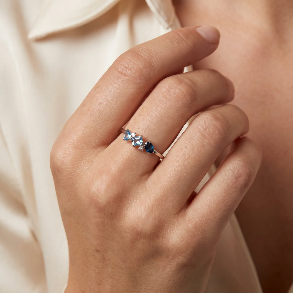 Damenring in 585er Weißgold mit Blautopas &amp; Diamant, an der Hand getragen (KI-generiert)