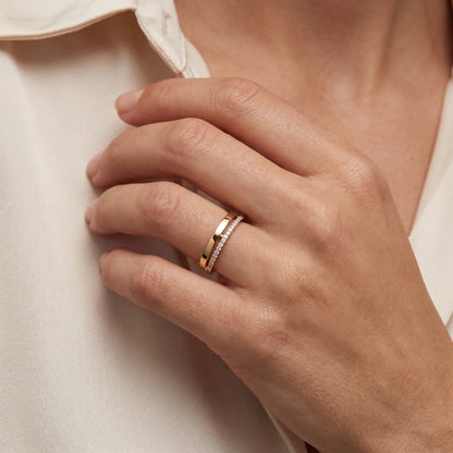 Damenring in 333er Gelbgold mit Zirkonia, an der Hand getragen