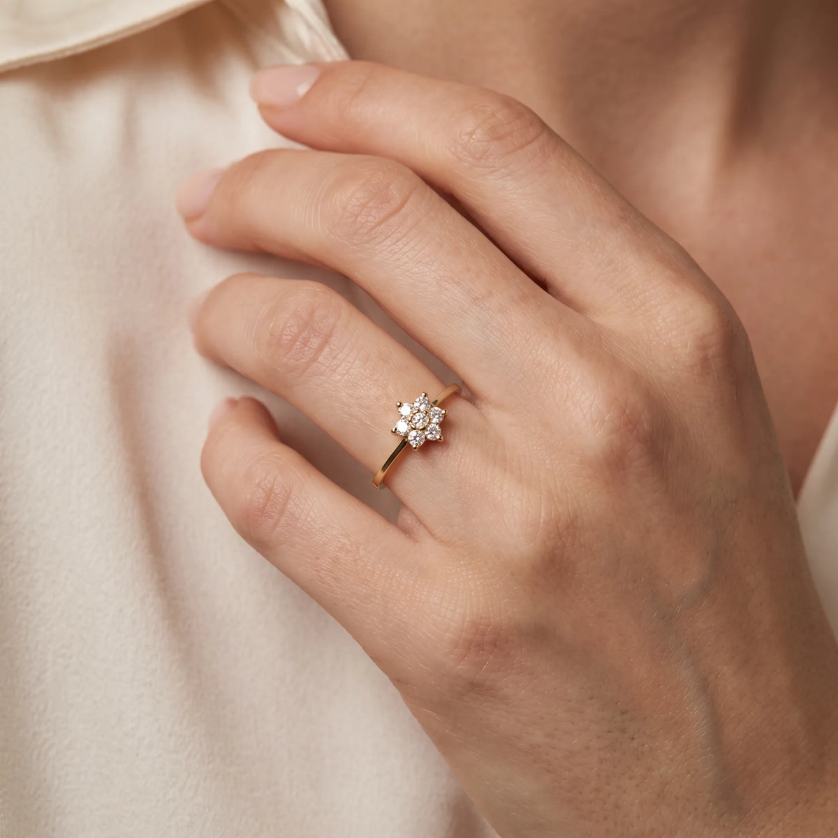 Damenring in 333er Gelbgold mit Zirkonia, an der Hand getragen (KI-generiert)