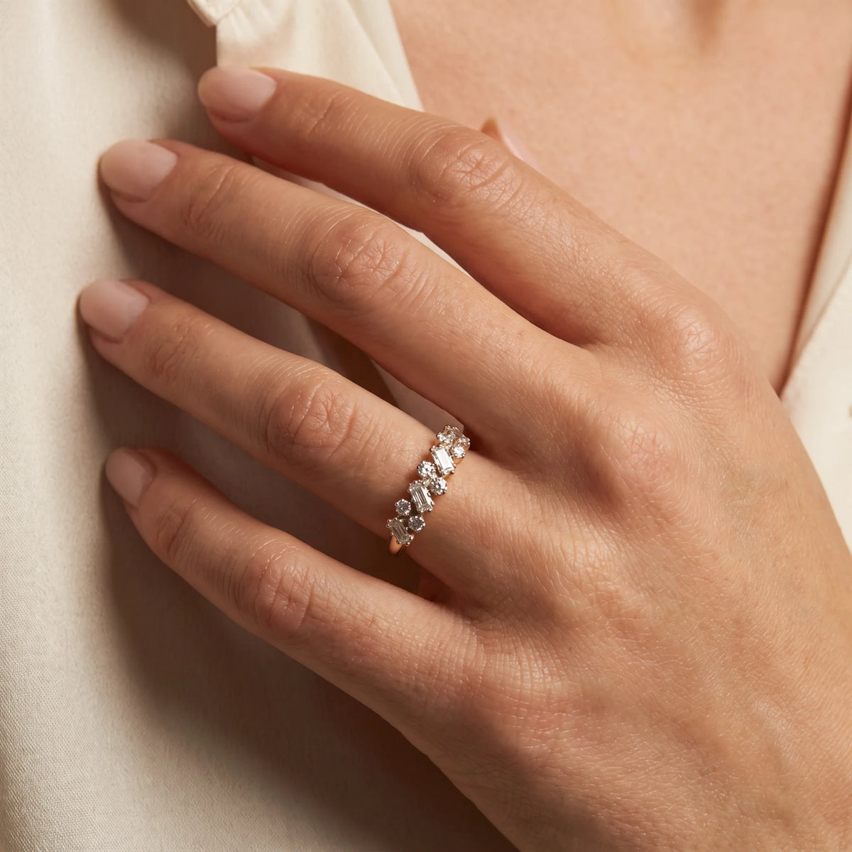 Damenring in 333er Gelbgold mit Zirkonia, an der Hand getragen (KI-generiert)