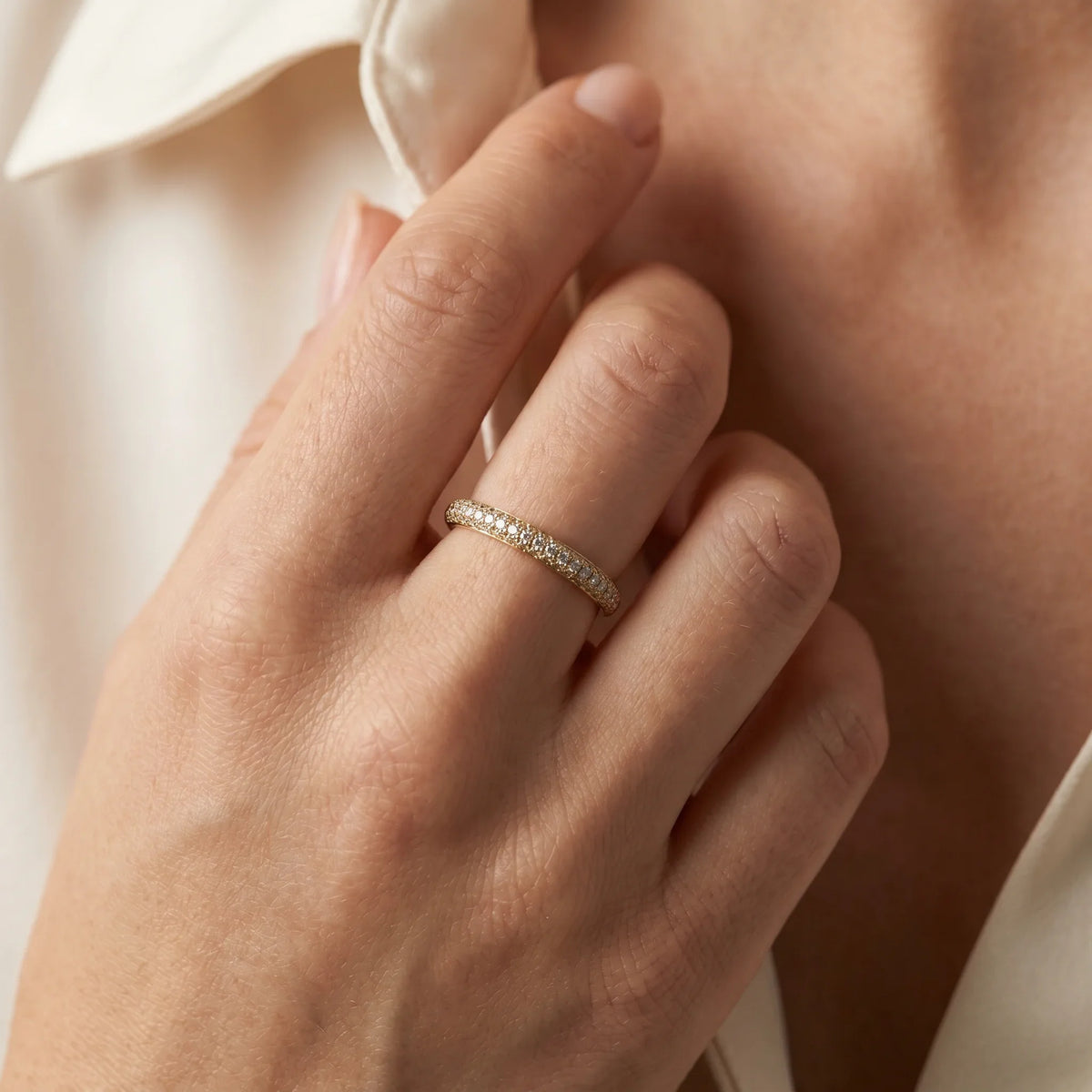 Memoirering in 585er Gelbgold mit Diamant, an der Hand getragen (KI-generiert)