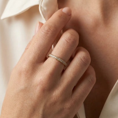 Memoirering in 585er Gelbgold mit Diamant, an der Hand getragen