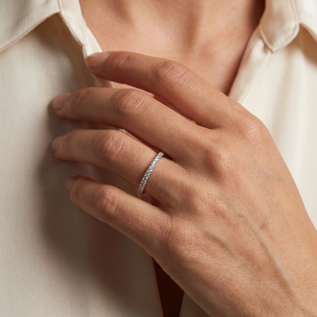 Damenring in 585er Weißgold mit Diamant, an der Hand getragen (KI-generiert)