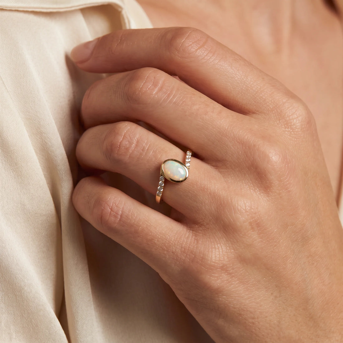 Damenring in 585er Gelbgold mit Diamant &amp; Opal, an der Hand getragen (KI-generiert)