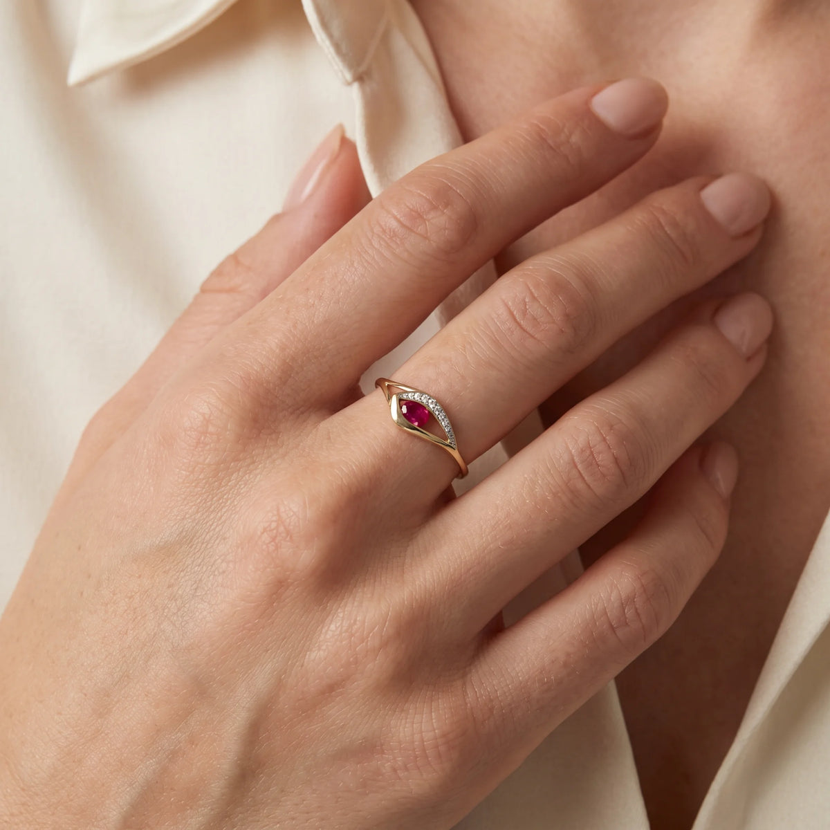 Ring in 585er Gelbgold mit Diamant &amp; Rubin, an der Hand getragen (KI-generiert)