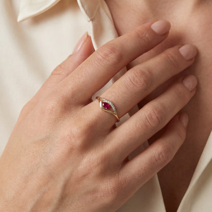 Ring in 585er Gelbgold mit Diamant &amp; Rubin, an der Hand getragen