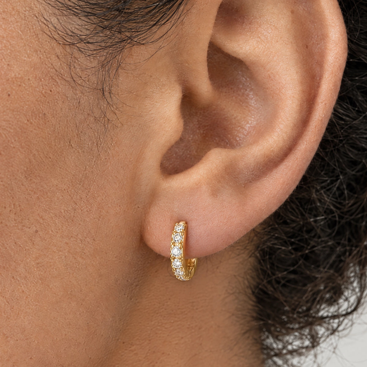 Creole mit Zirkonia in Gold am Ohr getragen