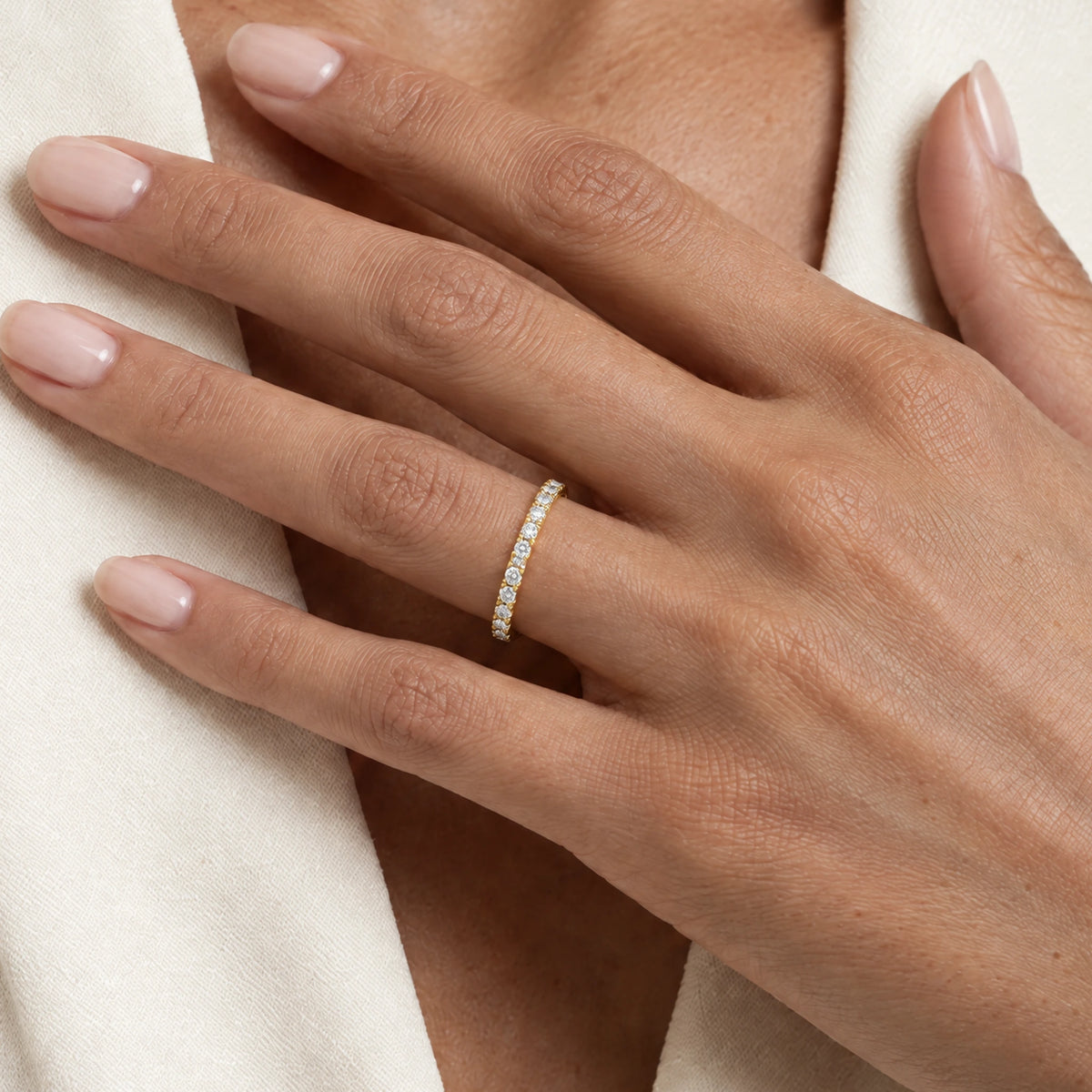 Memoirering in Gelbgold mit Brillanten an der Hand getragen